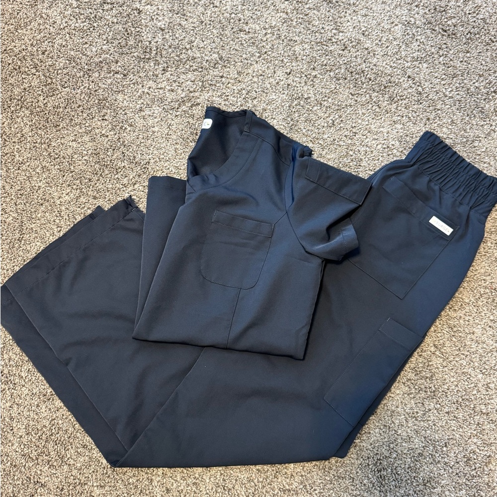 Resurge Scrub Set- wide leg pants size XS Tall and Medium one pocket scrub top.